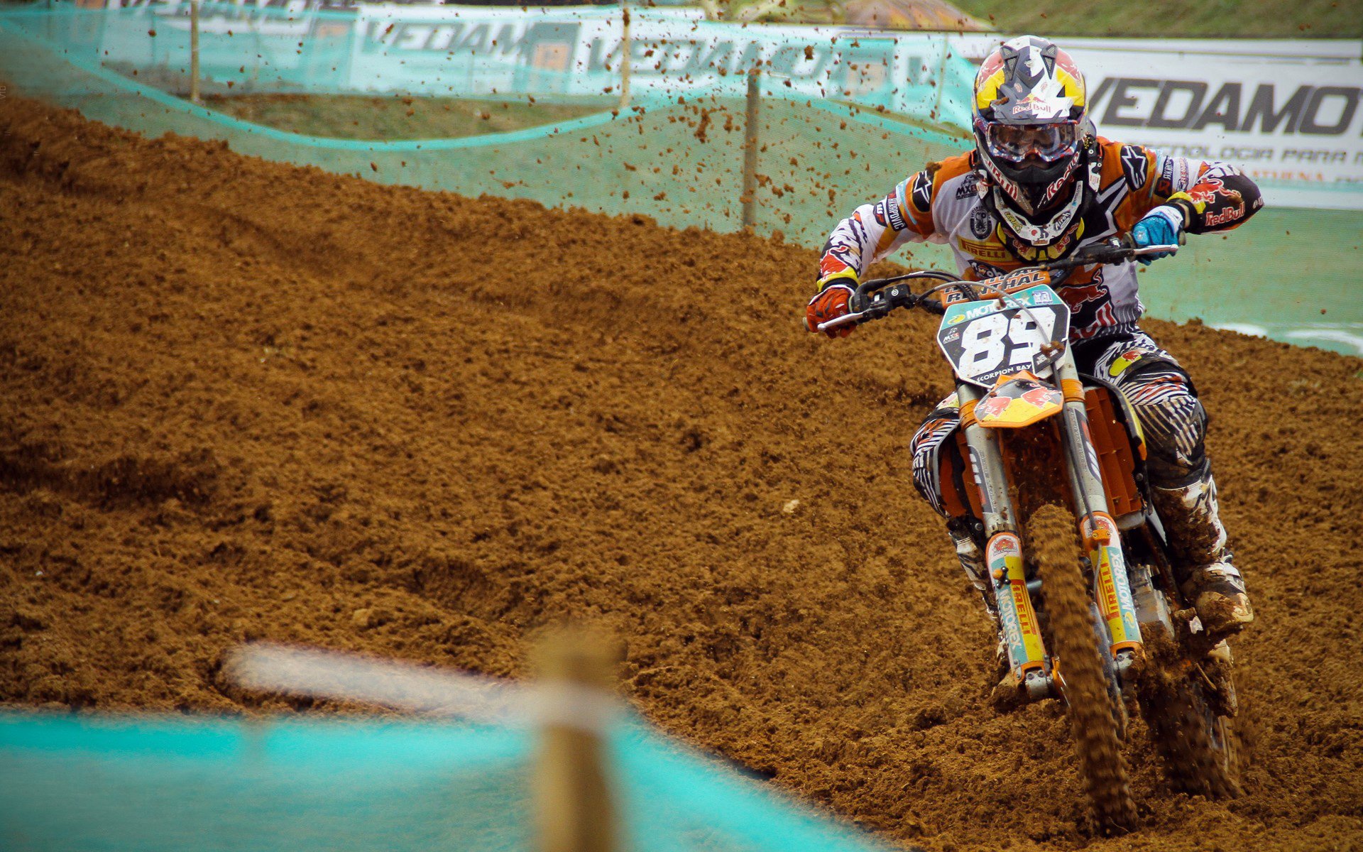 赛场双城记，穆古鲁扎的孤勇网球梦与利物浦的足球集体颂歌，孤勇者的独舞与集体的颂歌，竞技体育的双面镜