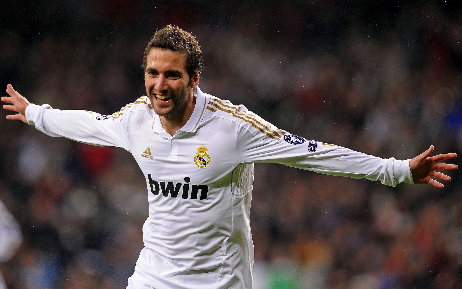 铁血防守+手术刀直塞！西亚卡姆爆冷击败皇家马德里，关键助攻引爆全场！西亚卡姆手术刀直塞+铁血防守，爆冷击败皇马引爆全场